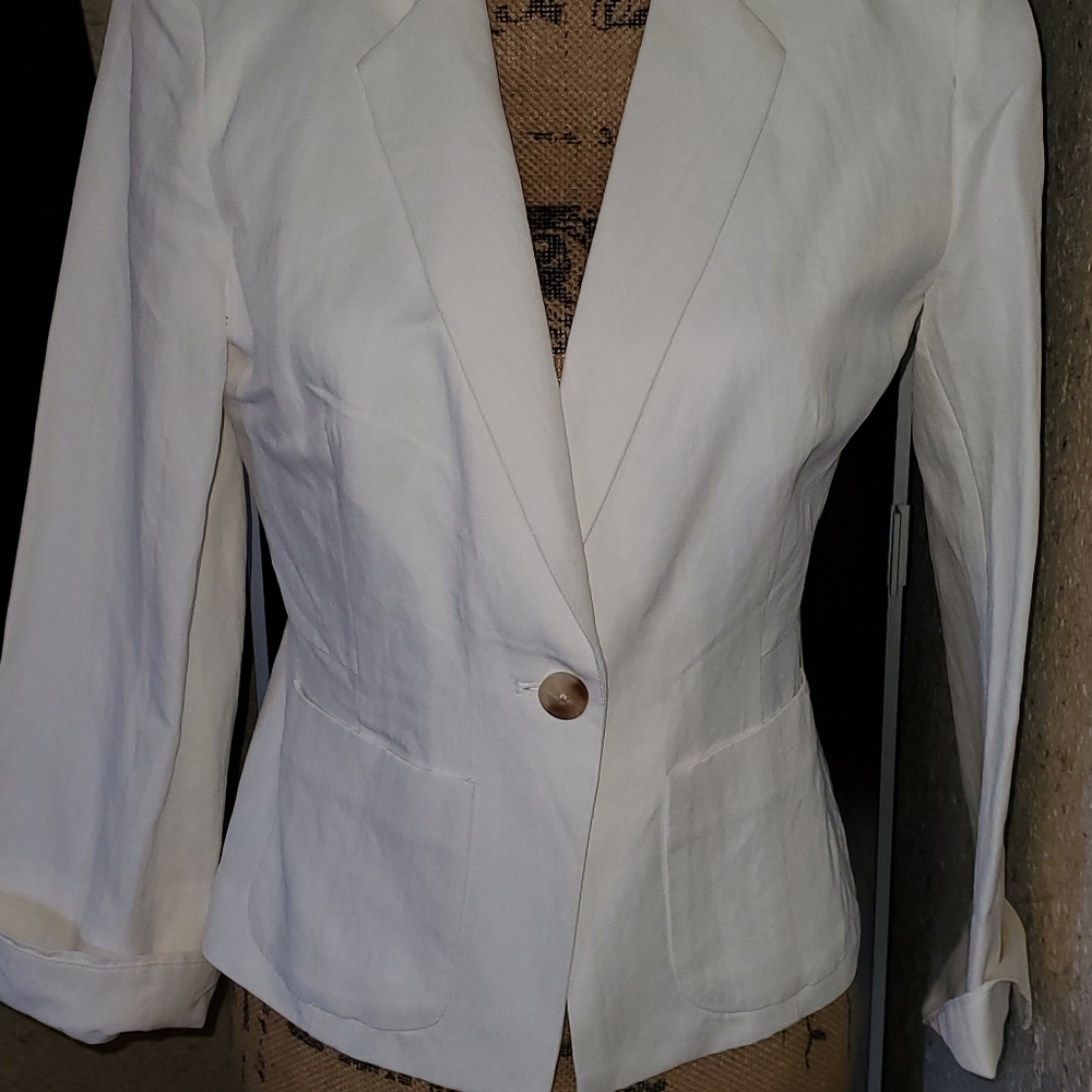 Stylish White Jacket - image 3